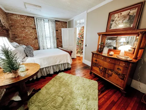 The Loft @ Studio115 a Charming Stay, Sleeps 6, in Downtown Bainbridge, GA