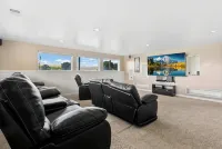 Wenatchee Mansion. 6500 sqft, pool, hot tub, 7 BR, theater, billiards and more!