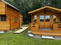 Lake front private Bunkies …accommodates 6 people!