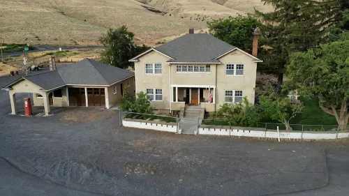 The Vinson HouseHistoric 5 bedroom 2 bath ranch house