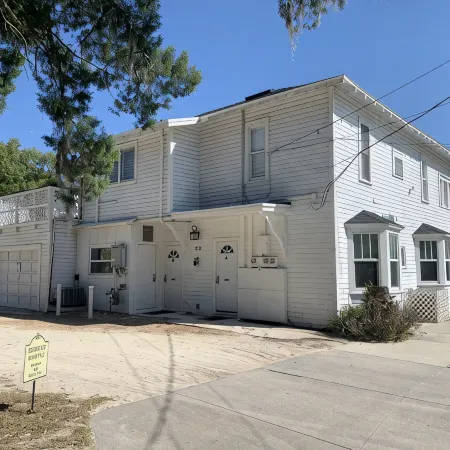 Casa de Flora B- Relaxed Elegance in historic St Augustine 🚭