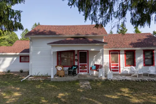 Charming Door County Cottage Steps from Lake Michigan Beach in Jacksonport WI