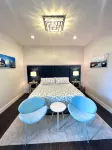 Suite A - 3 minutes walk to Center of Folly Beach, across from beach-1 Room