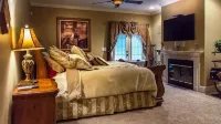 LAKEFRONT HOUSE SLEEPS 30 - BOAT DOCK, THEATER ROOM, HOT TUB, GAMES ROOM & MORE - 3-Sterne
