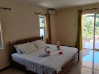 Peace in Paradise with mountain views and 5 minutes walk to the beach Hotel a Au Cap