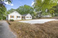 Cozy 4BR Cottage in Downtown Warm Springs