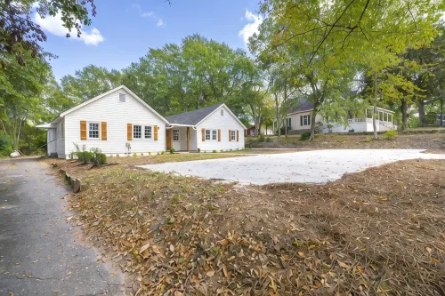 Cozy 2BR Cottage in Downtown Warm Springs (A) - Homestays