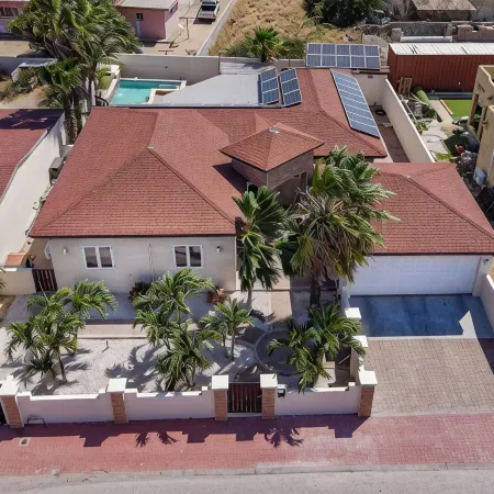 NEW!! Welcome to Villa Albisa!! 2 min from the beach!