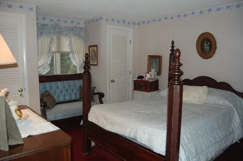 Two Bedroom Chalet, Charming, Quiet, River Front