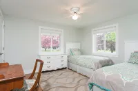 Modern And Spacious Berkshires Retreat 5 bdrm 3 bath - balcony