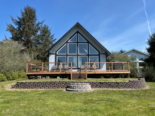 Bright Cheery House w/ outlet for EV Charge, fire pit, close to beach & trails - 4-Star