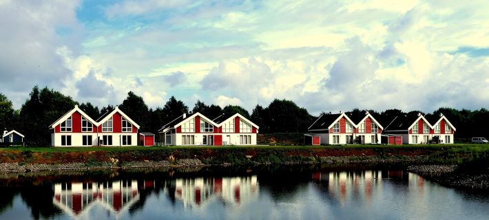 On the Lake—a Luxury Vacation Home with All the Amenities, Right on the Lake Hotels in Bentheim