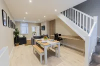 Cosy House in Runcorn: Perfect for Families & Business Travelers! Free Parking - 2-Star