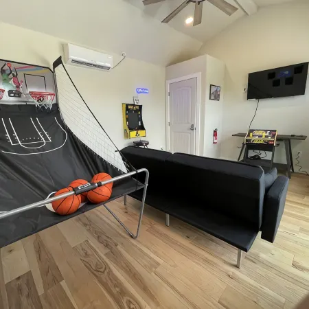 Bright 3 bedroom, 2 bath home; game room w/ arcade machines - basketball machine