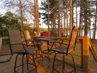 Nice cottage located on Lake Sinclair.   Lots of room with great views - 3 tähden