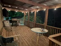 “Iris Cottage” - Cozy Cabin that Sleeps 10 - 3-Star