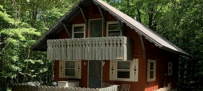 Cozy creekside cabin near Big Powderhorn's Lift #1 & Recreational Trail #2!! Hotels in Gogebic County