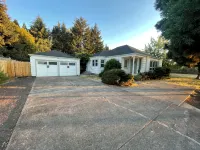 Vintage Home By Parks- 20 min to U of O - 8 min to Airport - Pet Friendly - Bungalows