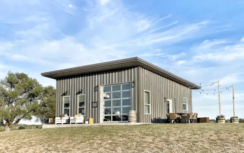 Gateway to the Hill Country and Texas Wineries on 10 acres! - 3성급