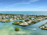 Island getaway with panoramic view, pool, spa, beach and rooftop access!
