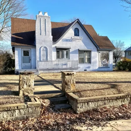 Historic Downtown Cottage in Russellville
