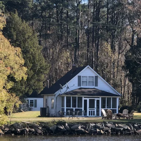 Relax at this beautiful Historic Intracoastal Waterlily Cottage + Game Room