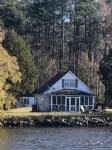 Relax at this beautiful Historic Intracoastal Waterlily Cottage + Game Room - Wifi