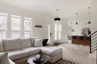 Updated & Spacious 5-bedroom house with Views of the Rock and Mountains - 4つ星