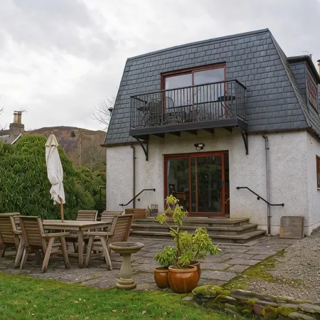 Ivy Cottage, Balnaguard Detached Cottage with Off Street Parking.