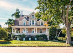 Historical New England coastal holiday home-2 min. from Ocean Beach