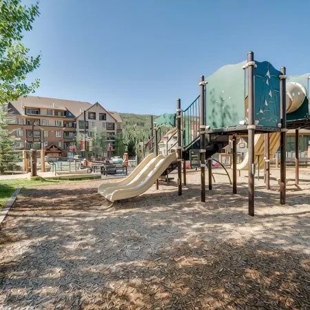 Slope Views, Cozy 2 King Beds, Pinball, Short 5 minute Walk to Everything!