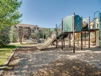 Slope Views, Cozy 2 King Beds, Pinball, Short 5 minute Walk to Everything!