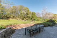 Beautiful 1900 Demeure with swimming pool and enclosed garden, in a charming village - บูติค