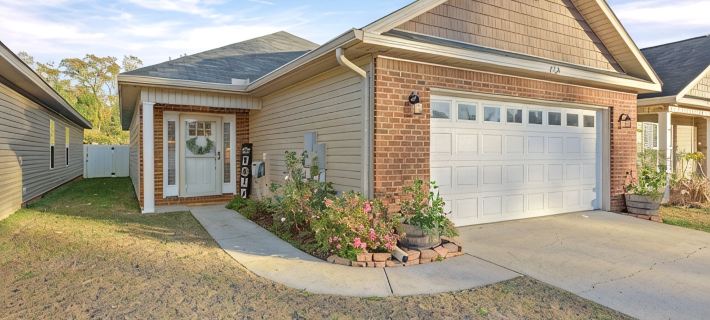 Stunning Cottage home with King bed! Pet-friendly! 커피 카운티 호텔