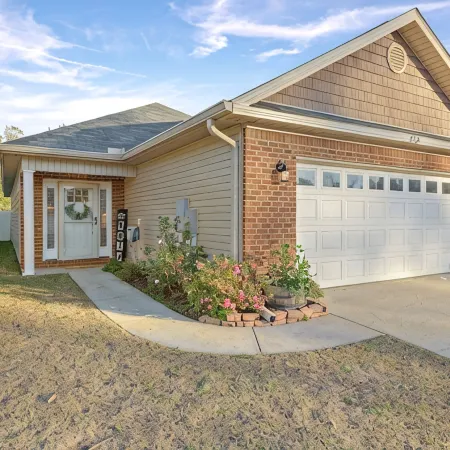 Stunning Cottage home with King bed! Pet-friendly!