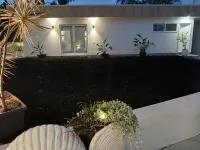 Paradise Palms Bungalow - New Private Studio with easy stroll to surf n sand - 4성급