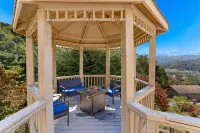 Luxury Mountaintop Views with Hot Tub - 1 min to town - 4성급