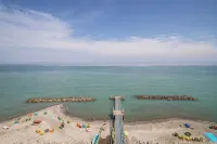 Lakefront Condo Sleeps 7-3br/2ba private beach/balcony/indoor pool  specials-ask - Beach