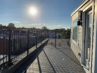 Capitol Hill Townhouse, Roof Deck + Private Parking, Walk to H St - บังกะโล