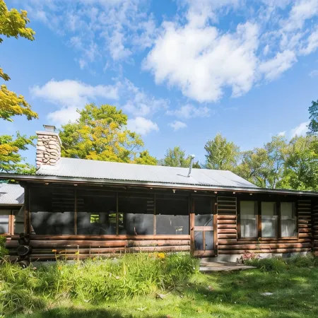 Log cabin, walking distance from Funistrada, LaBecasse, Laker Shakes & Glen Lake