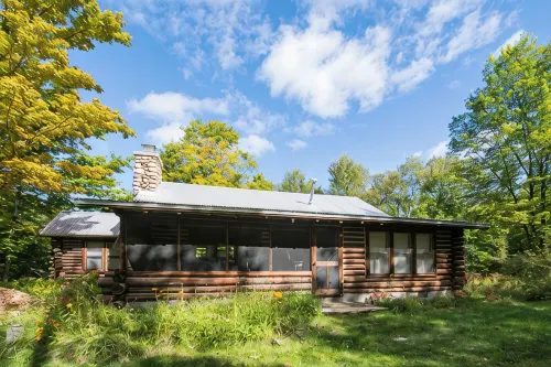 Log cabin, walking distance from Funistrada, LaBecasse, Laker Shakes & Glen Lake - Hytter