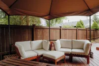 Idyllic Cozy Cottage w/ Deck Overlooking Greenbelt - 20 Mins from Stadiums - บ้านพักหลังเล็ก