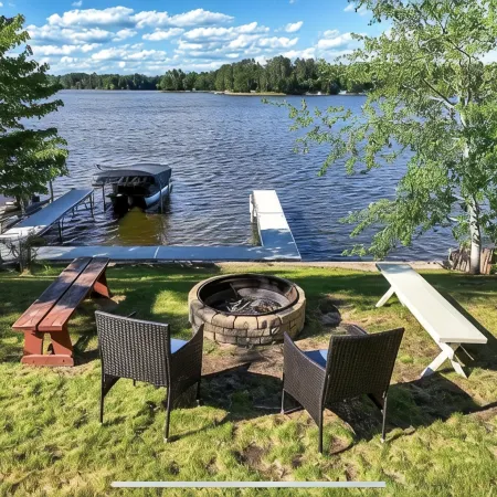 Lake Nokomis 4-bedroom Lakeside Spacious Cottage