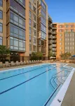 Stylish Vibrant Getaway w/Private Patio next to Bars & Food, 5 minutes from DC! - Apartemen