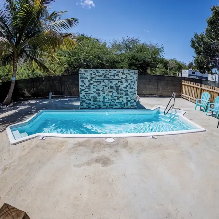 Spacious Family Retreat: Terrace, Inground Pool, Solar Power, Wi-fi, Pool Table