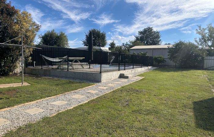 Spacious home in Corowa’s best street right across from the Murray/pet-friendly!