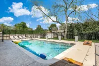 Cowtown Oasis w/ Gated Pool, Huge Backyard, BBQ! - Private Pools