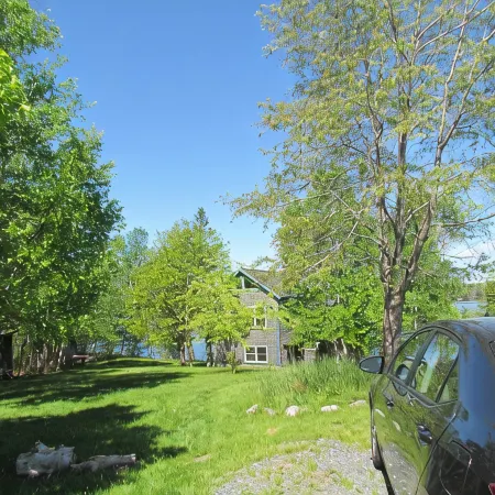 Driftwood Cottage; cozy oceanfront, 2 Kayaks, Wood Stove, Porch, Sunsets.