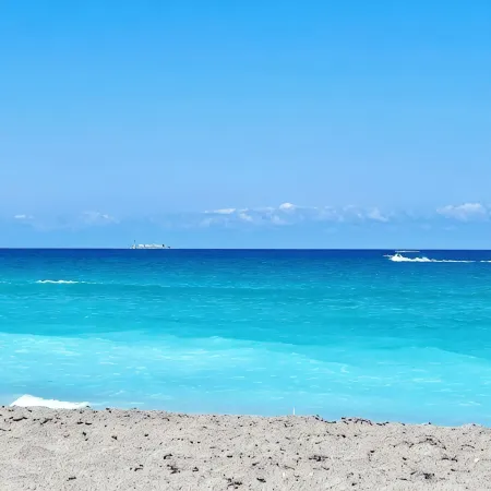 POSHPADZ-Playa Blanca-Walk to Jupiter Beach-Balcony with Seating & Dining Area