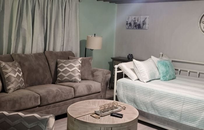 #2 PET FRIENDLY! PONTOON/KAYAKS AVAILABLE! STUDIO CONDO CLOSE TO TOWN & MARINA!